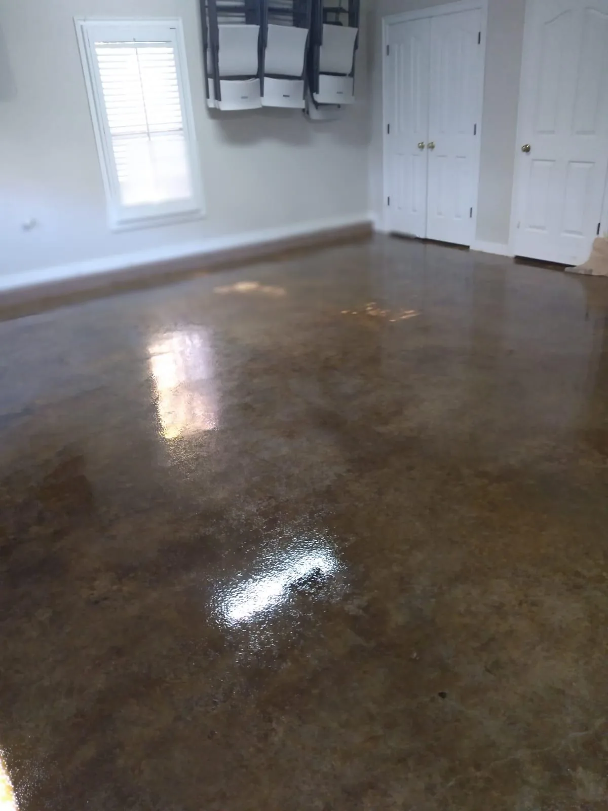 Amber acid-stained concrete floor shining in a living room